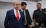 Le Premier ministre Benjamin Netanyahu arrive au tribunal de district de Tel Aviv pour une audience dans le cadre de son procès pour corruption, le 28 octobre 2025. (Crédit : Miriam Alster/Flash90)