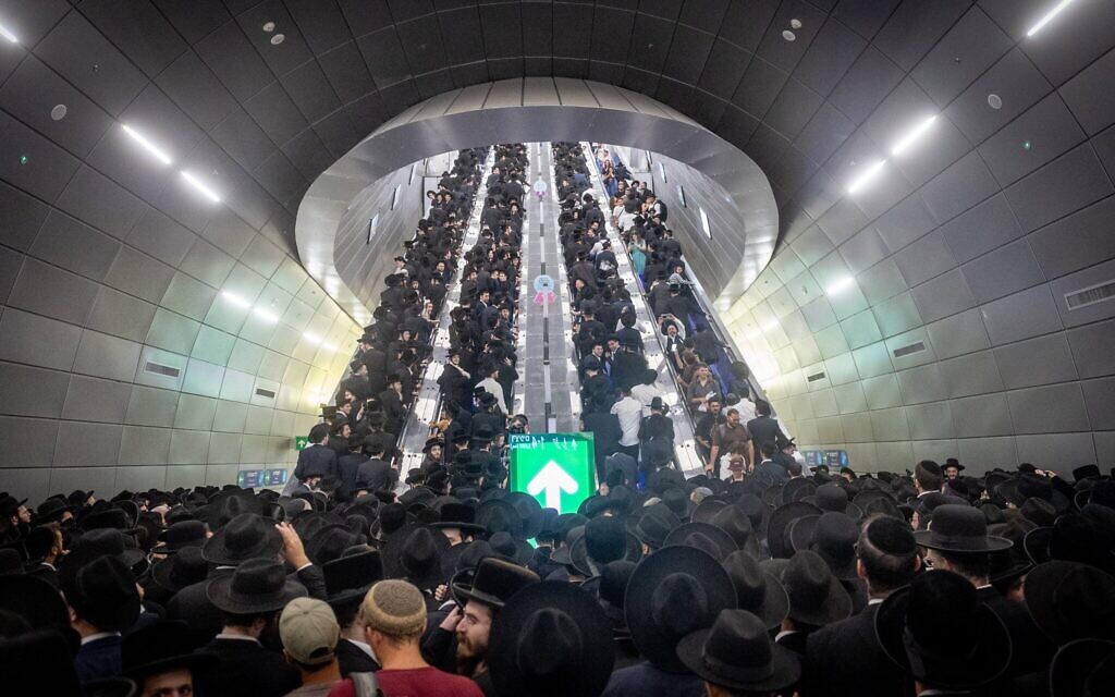 Des milliers de juifs ultra-orthodoxes à la gare Yitzhak Navon, à Jérusalem, alors qu'ils se rendaient à la manifestation « d'un million d'hommes » contre la conscription dans l'armée israélienne, à Jérusalem, le 30 octobre 2025. (Crédit : Chaim Goldberg/Flash90)