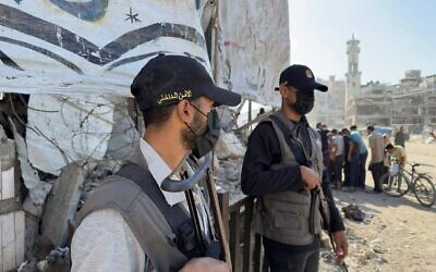 Des agents appartenant à l'appareil de sécurité interne du Hamas, chargés de maintenir l'ordre dans la bande de Gaza, vus dans les rues de Gaza après l'annonce d'un accord de cessez-le-feu et de libération d'otages, le 10 octobre 2025. (Crédit : Capture d'écran : Telegram, utilisée conformément à la clause 27a de la loi sur le droit d'auteur)