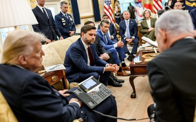Illustration : Le Premier ministre Benjamin Netanyahu appelle le Premier ministre du Qatar pour s'excuser de la frappe israélienne visant les dirigeants du Hamas à Doha, sous le regard du haut responsable qatari Ali Thawadi derrière le secrétaire américain à la Défense Pete Hegseth, le 29 septembre 2025. (Crédit : Maison Blanche)