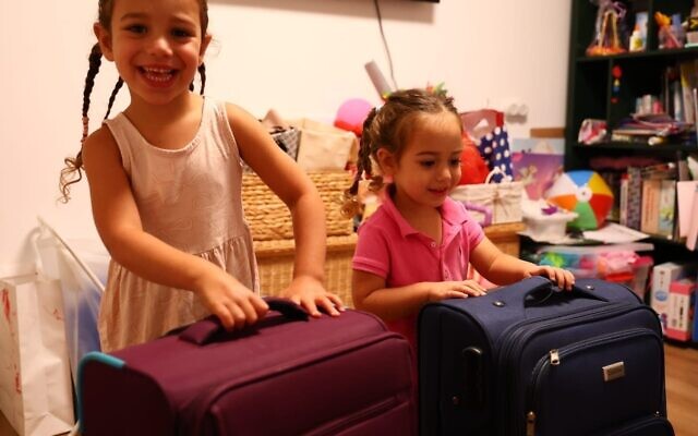 Les filles de l'otage Omri Miran, Roni (4 ans) et Alma (2 ans), se préparant pour son retour attendu, le 12 octobre 2025. (Crédit : Lishay Miran-Lavi/X)