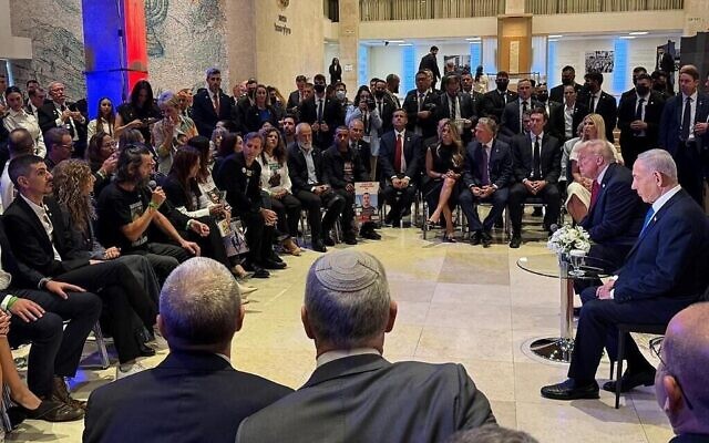 Le Premier ministre Benjamin Netanyahu et le président américain Donald Trump rencontrant les familles des otages et les survivants de la captivité, à la Knesset, le 13 octobre 2025. (Crédit : Autorisation ; utilisée conformément à la clause 27a de la loi sur le droit d'auteur) Le Premier ministre Benjamin Netanyahu et le président américain Donald Trump rencontrant les familles des otages et les survivants de la captivité, à la Knesset, le 13 octobre 2025. (Crédit : Autorisation ; utilisée conformément à la clause 27a de la loi sur le droit d'auteur)