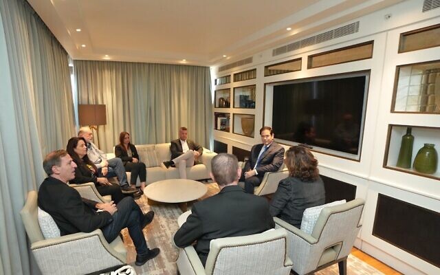 Le secrétaire d'État américain Marco Rubio (à droite) rencontre les familles des otages assassinés Itay Chen et Omer Neutra, lors de sa visite en Israël, le 25 octobre 2025. (Capture d'écran : Secrétaire d'État américain Marco Rubio/X)