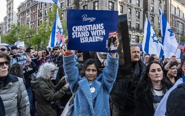Des partisans d'Israël, dont des évangéliques chrétiens, participent à la marche « United for Israel » devant l'université Columbia à New York, le 25 avril 2024. (Crédit : Stephanie Keith/Getty Images via JTA) Des partisans d'Israël, dont des évangéliques chrétiens, participent à la marche « United for Israel » devant l'université Columbia à New York, le 25 avril 2024. (Crédit : Stephanie Keith/Getty Images via JTA)