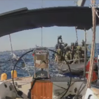 Des militaires de la Marine israélienne montent à bord du navire Marinette, membre de la flottille Soumoud, en mer Méditerranée, le 3 octobre 2025 (Global Sumud Flotilla)