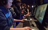 Des participants à un tournoi de l'esport en 2013. (Crédit : Par Piotr Drabik from Poland — Goście Intel Extreme MastersUploaded by Yarl, CC BY 2.0)