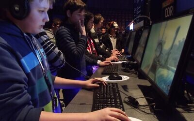 Des participants à un tournoi de l'esport en 2013. (Crédit : Par Piotr Drabik from Poland — Goście Intel Extreme MastersUploaded by Yarl, CC BY 2.0)