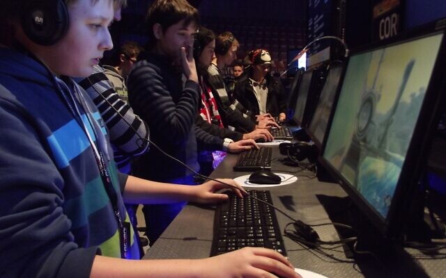 Des participants à un tournoi de l'esport en 2013. (Crédit : Par Piotr Drabik from Poland — Goście Intel Extreme MastersUploaded by Yarl, CC BY 2.0) Des participants à un tournoi de l'esport en 2013. (Crédit : Par Piotr Drabik from Poland — Goście Intel Extreme MastersUploaded by Yarl, CC BY 2.0)