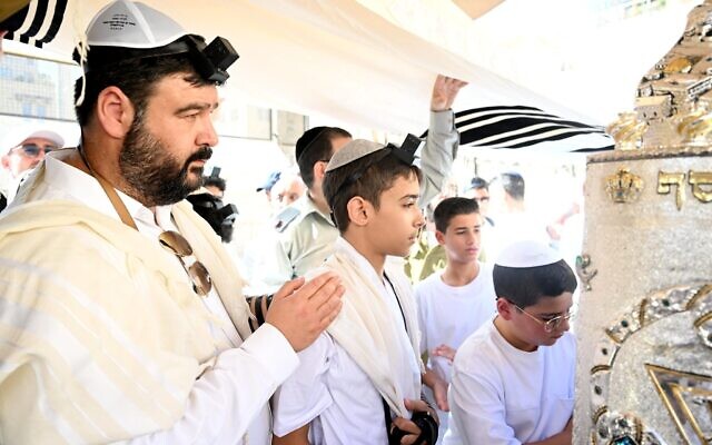 Les enfants de soldats de l'armée israélienne tombés au combat célèbrent leur bar-mitsva au Mur occidental à Jérusalem, le 21 octobre 2025. (Crédit : Organisation des veuves et orphelins de Tsahal) Les enfants de soldats de l'armée israélienne tombés au combat célèbrent leur bar-mitsva au Mur occidental à Jérusalem, le 21 octobre 2025. (Crédit : Organisation des veuves et orphelins de Tsahal)