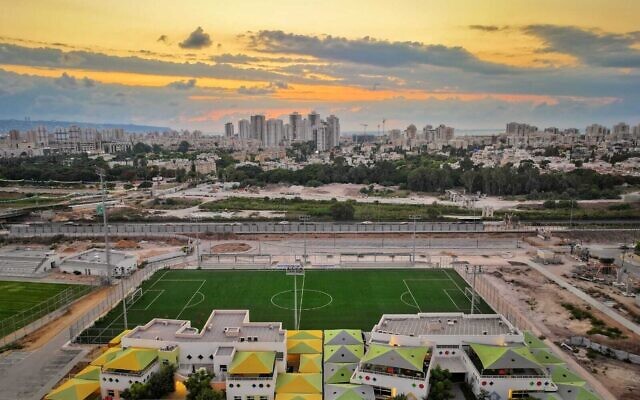 Le nouveau terrain de football de Kiryat Bialik devrait être baptisé du nom du président américain Donald Trump, sur une image non datée (Crédit : Yaniv Azulay/municipalité de Kiryat Bialik) Le nouveau terrain de football de Kiryat Bialik devrait être baptisé du nom du président américain Donald Trump, sur une image non datée (Crédit : Yaniv Azulay/municipalité de Kiryat Bialik)
