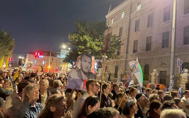 Des manifestants participent à un rassemblement en faveur des otages à Jérusalem, le 11 octobre 2025. (Crédit : Jessica Steinberg/Times of Israel)