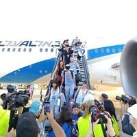 De nouveaux immigrants arrivent en Israël après un vol charter Nefesh B'Nefesh, le 20 août 2025. (Crédit : Zev Stub/Times of Israel)