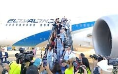 De nouveaux immigrants arrivent en Israël après un vol charter Nefesh B'Nefesh, le 20 août 2025. (Crédit : Zev Stub/Times of Israel)