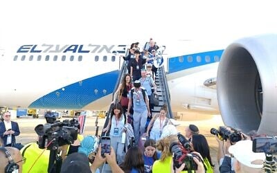 De nouveaux immigrants arrivent en Israël après un vol charter Nefesh B'Nefesh, le 20 août 2025. (Crédit : Zev Stub/Times of Israel)