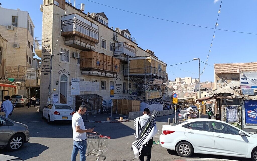 Des souccas dans le quartier de Meah Shearim à Jérusalem, le 8 octobre 2025. (Crédit : Zev Stub/Times of Israel)