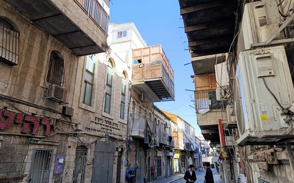 Une soucca construite sur un balcon temporaire dans le quartier de Meah Shearim à Jérusalem, le 8 octobre 2025. (Crédit : Zev Stub/Times of Israel)