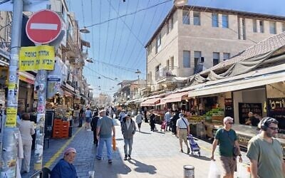 Le marché Mahane Yehuda, à Jérusalem, le 15 octobre 2025. (Crédit : Zev Stub/Times of Israel)