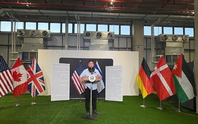 Un homme se tient à un podium dans le centre de coordination américano-israélien pour le cessez-le-feu à Gaza, le 21 octobre 2025. (Crédit : Lazar Berman/Times of Israel) Un homme se tient à un podium dans le centre de coordination américano-israélien pour le cessez-le-feu à Gaza, le 21 octobre 2025. (Crédit : Lazar Berman/Times of Israel)