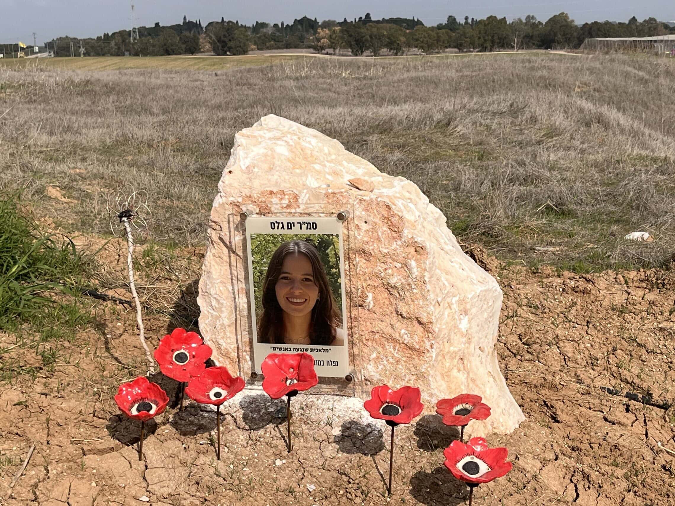 Une partie du mémorial dédié aux 16 soldates chargées de la surveillance tuées le 7 octobre 2023 près de l'avant-poste de Nahal Oz (Crédit : Tal Schneider/The Times of Israel) Une partie du mémorial dédié aux 16 soldates chargées de la surveillance tuées le 7 octobre 2023 près de l'avant-poste de Nahal Oz (Crédit : Tal Schneider/The Times of Israel)