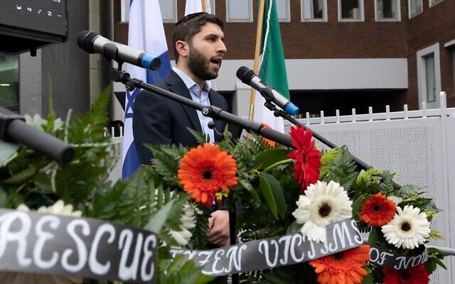 Le Grand Rabbin d'Irlande, Yoni Wieder, s'exprimant lors d'une cérémonie commémorative à Dublin marquant le premier anniversaire du massacre perpétré par le Hamas le 7 octobre 2023, le 7 octobre 2024. (Crédit : Collins Photos) Le Grand Rabbin d'Irlande, Yoni Wieder, s'exprimant lors d'une cérémonie commémorative à Dublin marquant le premier anniversaire du massacre perpétré par le Hamas le 7 octobre 2023, le 7 octobre 2024. (Crédit : Collins Photos)
