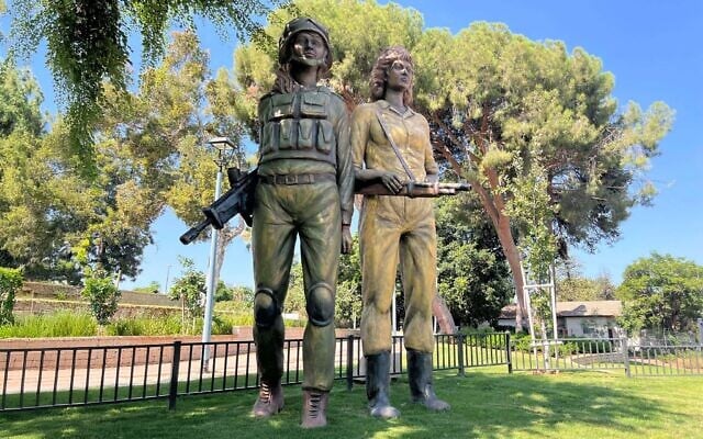 Image principale : « Daughters of Deborah, (Les filles de Déborah) », monument dédié aux femmes soldats tombées au combat à Petah Tikva, septembre 2025 (Crédit : Tal Schneider/The Times of Israel)