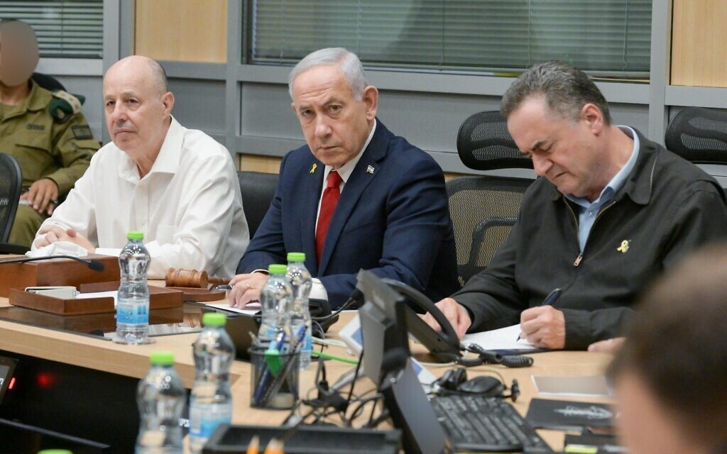 De gauche à droite, le conseiller à la Sécurité nationale Tzahi Hanegbi, le Premier ministre Benjamin Netanyahu et le ministre de la Défense Israel Katz dans le bunker de commandement de l'armée israélienne à la Kirya, à Tel Aviv, le 16 septembre 2025 (Crédit : Maayan Toaf/GPO)