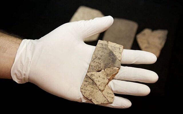 Des lettres inscrites sur des poteries, connues sous le nom d'ostraca, retrouvées lors des fouilles d'un fort à Arad, en Israël, et datées d'environ 600 avant notre ère, peu avant la destruction de Jérusalem par Nabuchodonosor, photographiées au Musée d'Israël, à Jérusalem, le 12 avril 2016. (Crédit : AP Photo/Dan Balilty)