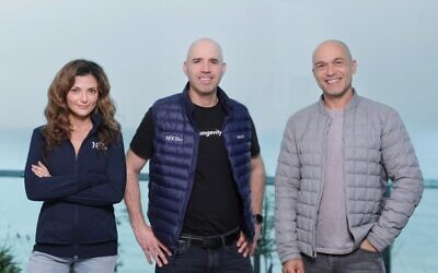 Les dirigeants israéliens de la société de capital-risque NFX (de droite à gauche) : Gigi Levy-Weiss, Omri Amirav-Drory et Sarai Bronfeld. (Crédit : Tamir Levy)