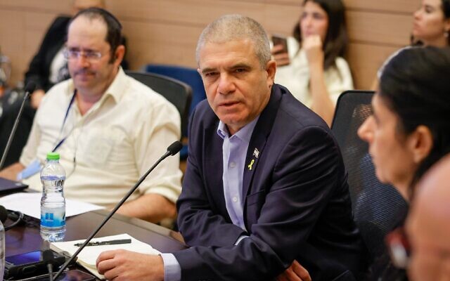 Gal Hirsch, responsable des questions relatives aux otages auprès du Premier ministre Benjamin Netanyahu, assistant à une réunion de la commission de Sécurité nationale de la Knesset, le 28 septembre 2025. (Crédit : Noam Moskowitz, bureau du porte-parole de la Knesset)