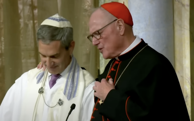 Le rabbin Eliot Cosgrove, à gauche, et l'archevêque catholique Timothy Dolan s'expriment à la synagogue Park Avenue de New York le 3 octobre 2025. (Capture d'écran : Synagogue Park Avenue sur YouTube) Le rabbin Eliot Cosgrove, à gauche, et l'archevêque catholique Timothy Dolan s'expriment à la synagogue Park Avenue de New York le 3 octobre 2025. (Capture d'écran : Synagogue Park Avenue sur YouTube)
