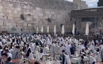 Des fidèles assistent à la cérémonie de la « bénédiction sacerdotale » au mur Occidental de Jérusalem pendant la fête de Souccot, le 9 octobre 2025. (Crédit : Rossella Tercatin/Times of Israel)