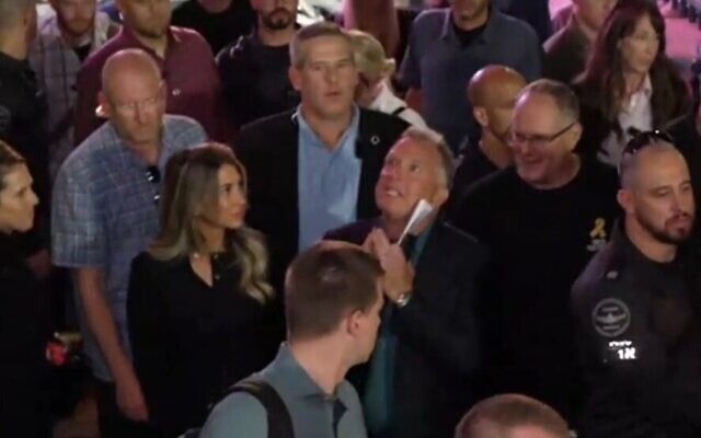 L'envoyé américain Steve Witkoff entre sur la place des Otages, le 11 octobre 2025. (Capture d'écran Youtube)