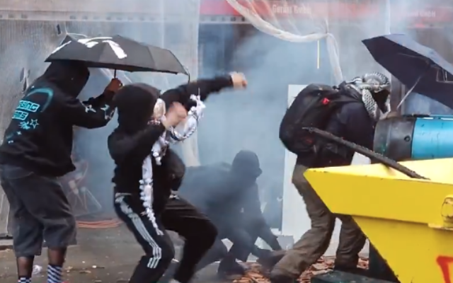 Des émeutiers anti-Israël affrontant la police à Berne, en Suisse, le 11 octobre 2025. (Crédit : Capture d'écran via X ; utilisée conformément à la clause 27a de la loi sur le droit d'auteur)