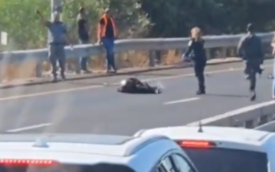 Une fusillade liée à des rivalités entre gangs sur l'autoroute 443 dans le centre d'Israël, qui a causé la mort d'un assaillant et d'un passant après l'intervention des soldats le 15 octobre 2025. Illustration (Capture d'écran/X)