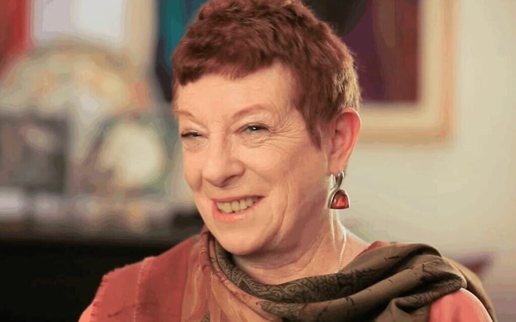 Katherine Janus Kahn, illustratrice des livres pour enfants juifs "Sammy Spider", parlant de son travail dans une vidéo de 2013. (Crédit : Capture d'écran via JTA)