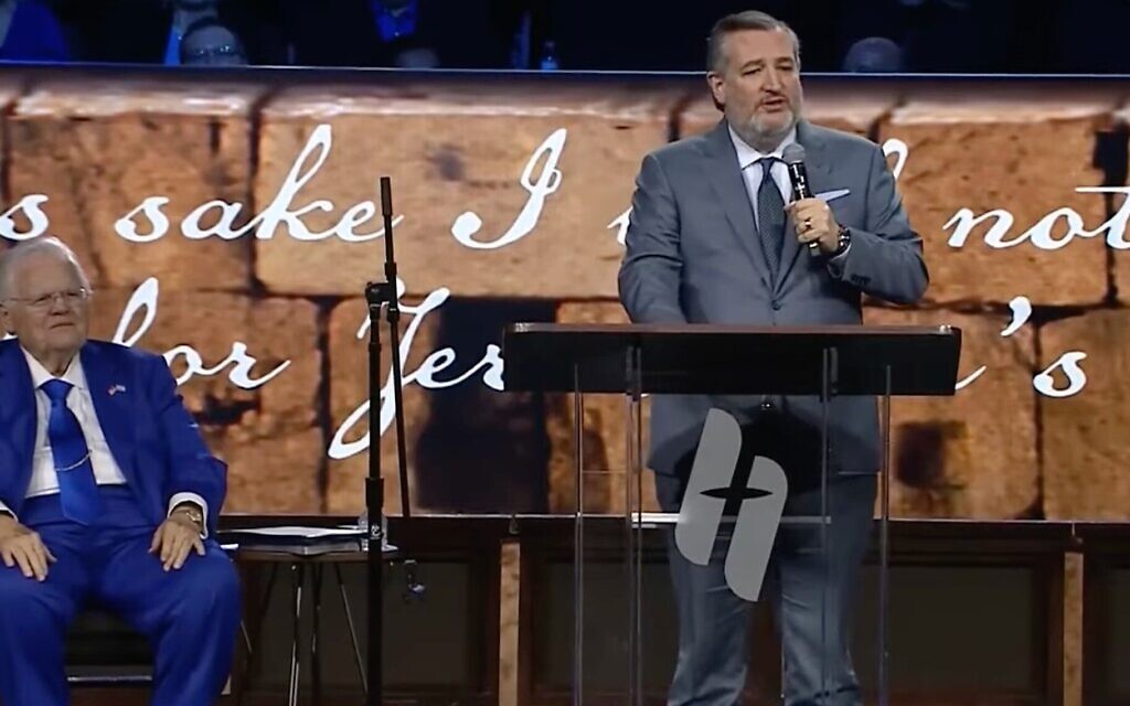 Le sénateur Ted Cruz s'exprime à la Cornerstone Church de San Antonio sous le regard de John Hagee lors de la "Nuit en l'honneur d'Israël", le 21 octobre 2025. (Crédit : Capture d'écran) Le sénateur Ted Cruz s'exprime à la Cornerstone Church de San Antonio sous le regard de John Hagee lors de la "Nuit en l'honneur d'Israël", le 21 octobre 2025. (Crédit : Capture d'écran)