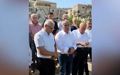 Le maire d'Arraba, Ahmad Nassar (au centre), s'exprimant lors d'une cérémonie commémorative en hommage aux Arabes israéliens tués par la police lors des émeutes d'octobre 2000, le 4 octobre 2025. (Crédit : Capture d'écran/X ; utilisée conformément à la clause 27a de la loi sur le droit d'auteur)