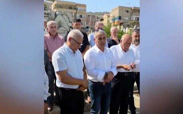 Le maire d'Arraba, Ahmad Nassar (au centre), s'exprime lors d'une cérémonie commémorative en hommage aux Arabes israéliens tués par la police lors des émeutes d'octobre 2000, le 4 octobre 2025. (Crédit : Capture d'écran via X, utilisée conformément à la clause 27a de la loi sur le droit d'auteur)