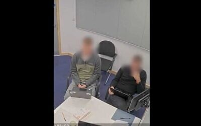 Un homme prétendant agir en tant qu'observateur juridique lors d'une manifestation pro-palestinienne et anti-Israël est interrogé par la police pour infraction à l'ordre public, à Londres, en Angleterre, le 29 août 2025. (Capture d'écran du Telegraph) Un homme prétendant agir en tant qu'observateur juridique lors d'une manifestation pro-palestinienne et anti-Israël est interrogé par la police pour infraction à l'ordre public, à Londres, en Angleterre, le 29 août 2025. (Capture d'écran du Telegraph)