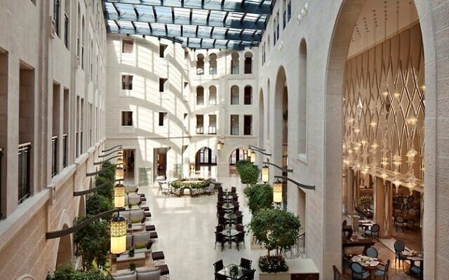 Atrium du Waldorf Astoria à Jérusalem. (Crédit : Autorisation) Atrium du Waldorf Astoria à Jérusalem. (Crédit : Autorisation)