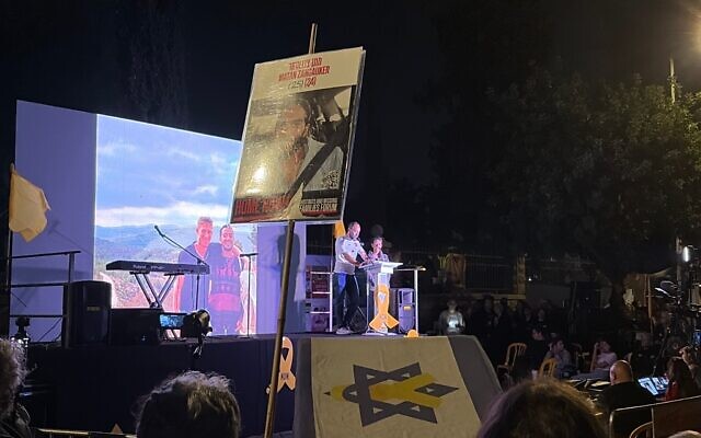 Jon Polin et Rachel Goldberg-Polin, les parents de l'otage assassiné Hersh Goldberg Polin, s'exprimant lors d'un rassemblement en faveur des otages, à Jérusalem, le 11 octobre 2025. (Crédit : Jessica Steinberg/Times of Israel)