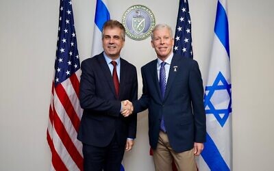 Le ministre de l'Énergie Eli Cohen rencontre son homologue américain Chris Wright à Washington le 3 avril 2025. (Crédit : Shmulik Almani)