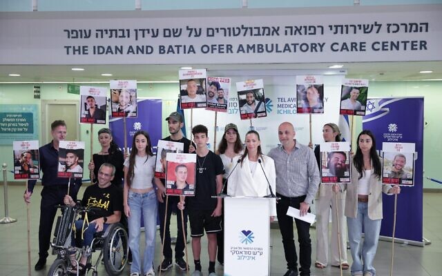 Yael Alexander fait une déclaration le lendemain de la libération de son fils Edan, après 584 jours de captivité par le Hamas à Gaza, sous les yeux des autres membres de la famille, à l'hôpital Ichilov de Tel Aviv, le 13 mai 2025 (Crédit : Alon Gilboa/Forum des familles des otages et des disparus). Yael Alexander fait une déclaration le lendemain de la libération de son fils Edan, après 584 jours de captivité par le Hamas à Gaza, sous les yeux des autres membres de la famille, à l'hôpital Ichilov de Tel Aviv, le 13 mai 2025 (Crédit : Alon Gilboa/Forum des familles des otages et des disparus).