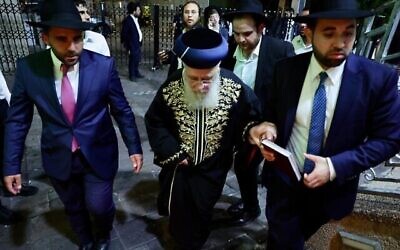 L'ex-grand rabbin séfarade et chef spirituel du Shas, Yitzhak Yosef, arrive pour assister à une conférence contre le service militaire à Bnei Brak, le 31 juillet 2025. (Daniel Nafusi)
