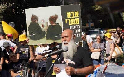 Dani Miran, père de l'otage Omri Miran, s'exprime lors d'un rassemblement devant la résidence du Premier ministre à Jérusalem, le 19 septembre 2025. (Crédit : Ran Melamed/Forum des familles d'otages et de personnes disparues)