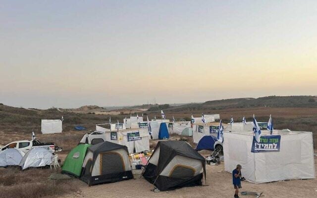 Vue des souccot installées par Nachala, un mouvement radical pro-implantations, à la frontière de Gaza pendant la nuit, dans le cadre de leur campagne visant à passer la prochaine fête de Souccot sur les ruines de l'ancienne colonie de Nisanit, à Gaza, le 3 octobre 2025. (Crédit : Tehilla Makler, mouvement Nachala) Vue des souccot installées par Nachala, un mouvement radical pro-implantations, à la frontière de Gaza pendant la nuit, dans le cadre de leur campagne visant à passer la prochaine fête de Souccot sur les ruines de l'ancienne colonie de Nisanit, à Gaza, le 3 octobre 2025. (Crédit : Tehilla Makler, mouvement Nachala)