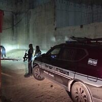 Illustration. La police enquête sur la mort d'un Palestinien dont le corps a été retrouvé dans le nord de Jérusalem, près de la barrière de sécurité de Cisjordanie, le 5 octobre 2025. (Crédit : Police israélienne)