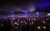 La foule lors de la cérémonie nationale commémorative du 7-Octobre en Israël, au parc Yarkon de Tel Aviv, le 7 octobre 2025. (Crédit : Marva Sharon/Mouvement de protestation pour la démocratie)