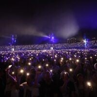La foule lors de la cérémonie nationale commémorative du 7-Octobre en Israël, au parc Yarkon de Tel Aviv, le 7 octobre 2025. (Crédit : Marva Sharon/Mouvement de protestation pour la démocratie)