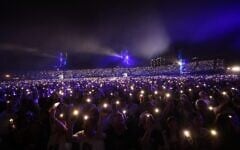 La foule lors de la cérémonie nationale commémorative du 7-Octobre en Israël, au parc Yarkon de Tel Aviv, le 7 octobre 2025. (Crédit : Marva Sharon/Mouvement de protestation pour la démocratie)